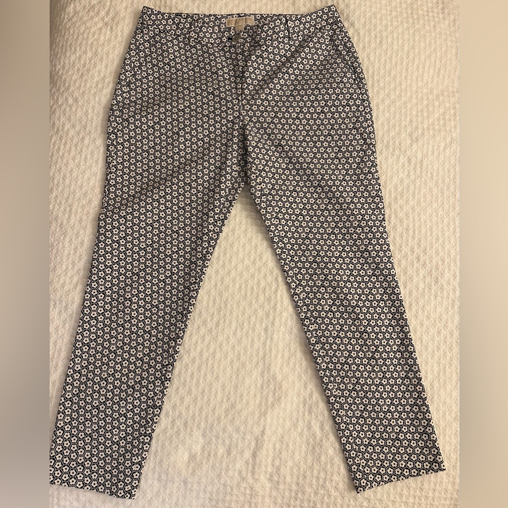 NWOT MICHAEL Michael Kors Black/White Daisy Print Cotton Stretch Pants. Size 10. - Picture 3 of 13